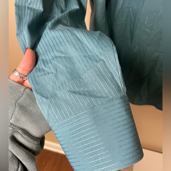 Van Heusen Fitted Button Down - Picture 4 of 4